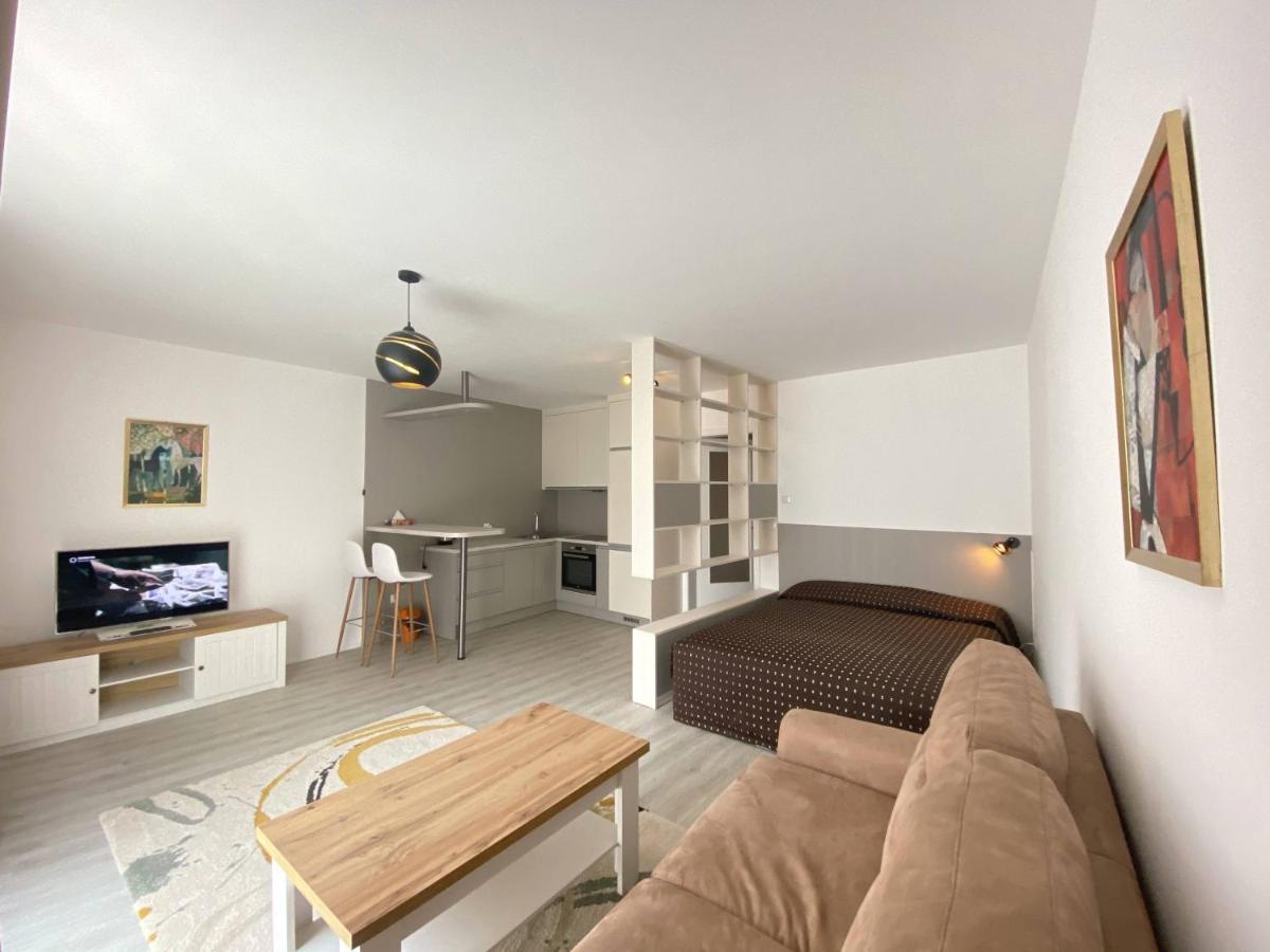 Seven days Smíchov Appartement Praag Buitenkant foto